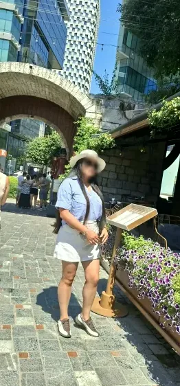Amina, 35
