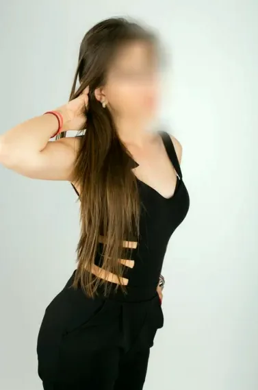 Michaela, 28